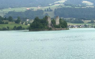 Burg  im überfluteten Tal