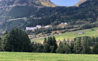 GotthardStrassecund riesige Kaserne von Airolo