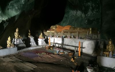 Altar in grosser Höhle