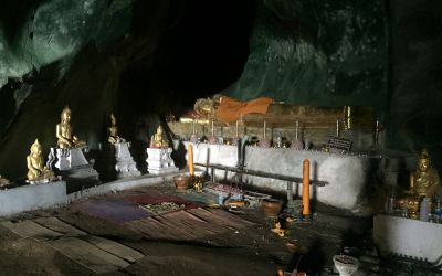 Höhlenaltar in Thailand